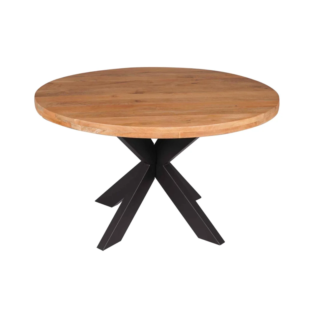 De Eettafel Denver is een ronde tafel van 130 cm met een lichtbruin mangohout blad en een modern zwart metalen onderstel met vier schuine poten, tegen een effen witte achtergrond.