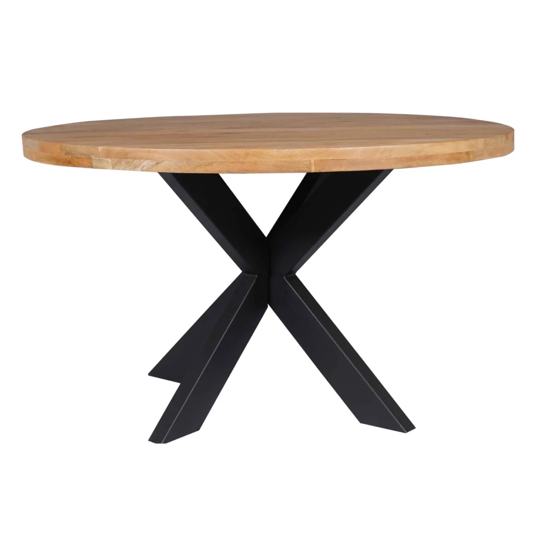 De Eettafel Denver is een ronde tafel van 140 cm gemaakt van lichtgekleurd mangohout met een modern zwart metalen onderstel met kruisende schuine poten.