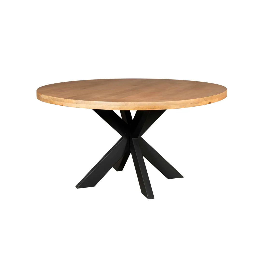 De Eettafel Denver is een 150 cm ronde tafel gemaakt van mangohout, met een lichtbruin blad en een modern zwart metalen onderstel met vier kruisende schuine poten.
