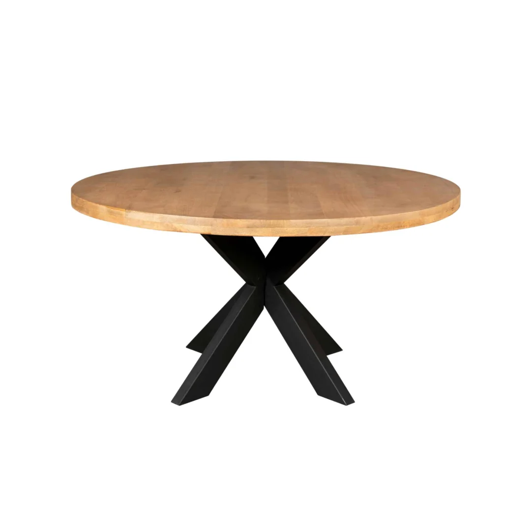 De Eettafel Denver is een ronde tafel van 150 cm gemaakt van mangohout, met een lichtbruin blad en een modern zwart metalen X-vormig onderstel, tegen een effen witte achtergrond.