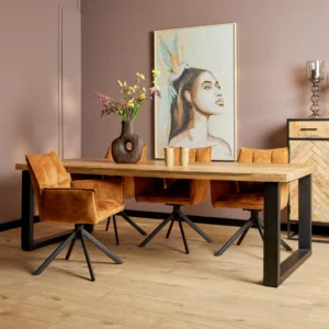 Een moderne eetkamer met de Eettafel Denver | Rechthoekige U-poot | 200 cm houten tafel, vier oranje draaistoelen, een bloemenvaas en een vrouwenportret aan de muur; neutrale tinten met een minimalistische inrichting.