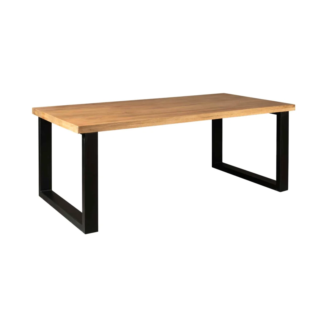 De Eettafel Denver is een rechthoekige houten tafel met een lichtbruin blad en zwarte metalen U-vormige poten aan beide uiteinden, van 200 cm, tegen een effen witte achtergrond.