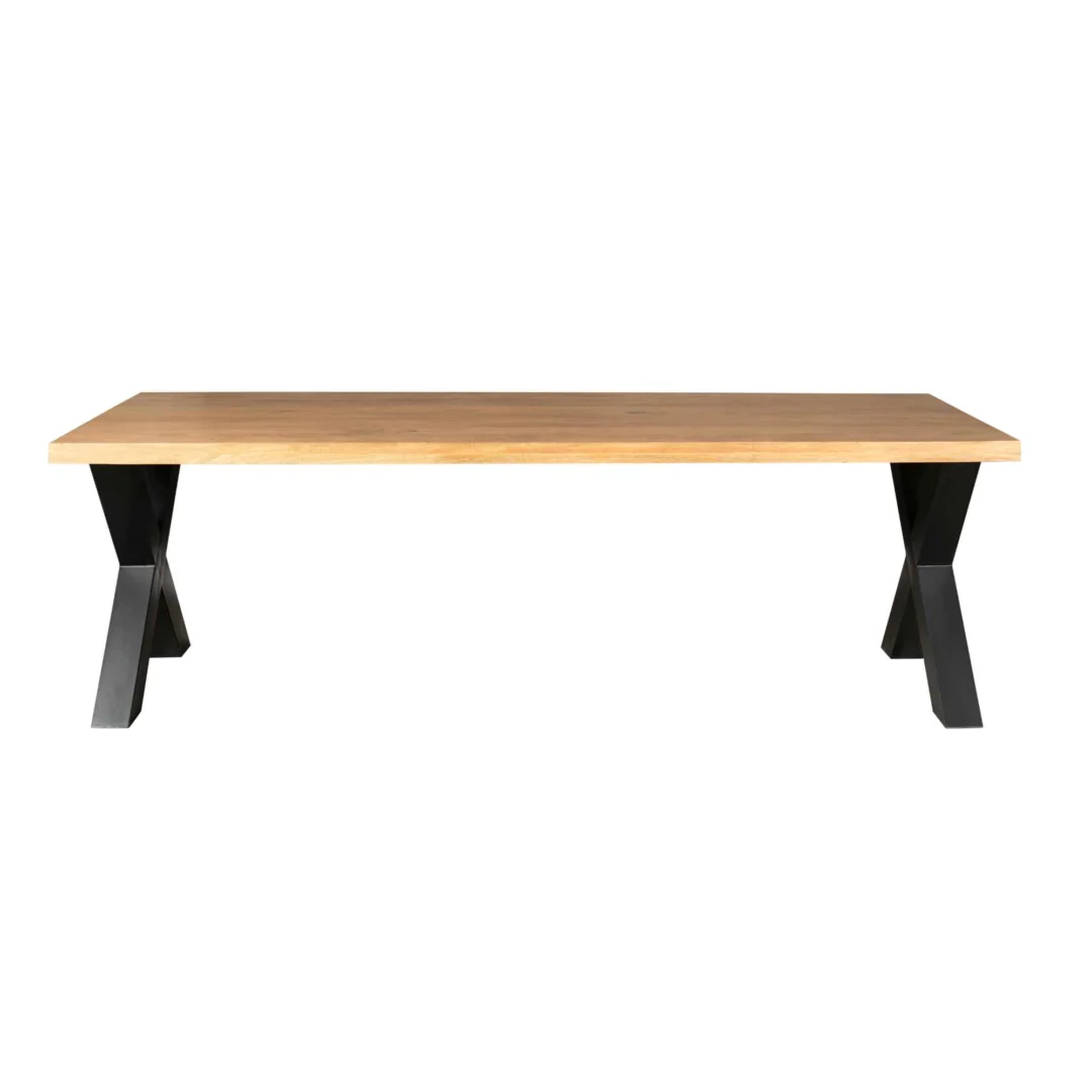 De Eettafel Denver | Rechthoek X-poot | 200 cm heeft een lichtbruin rechthoekig houten blad en zwarte gehoekte metalen poten tegen een witte achtergrond.