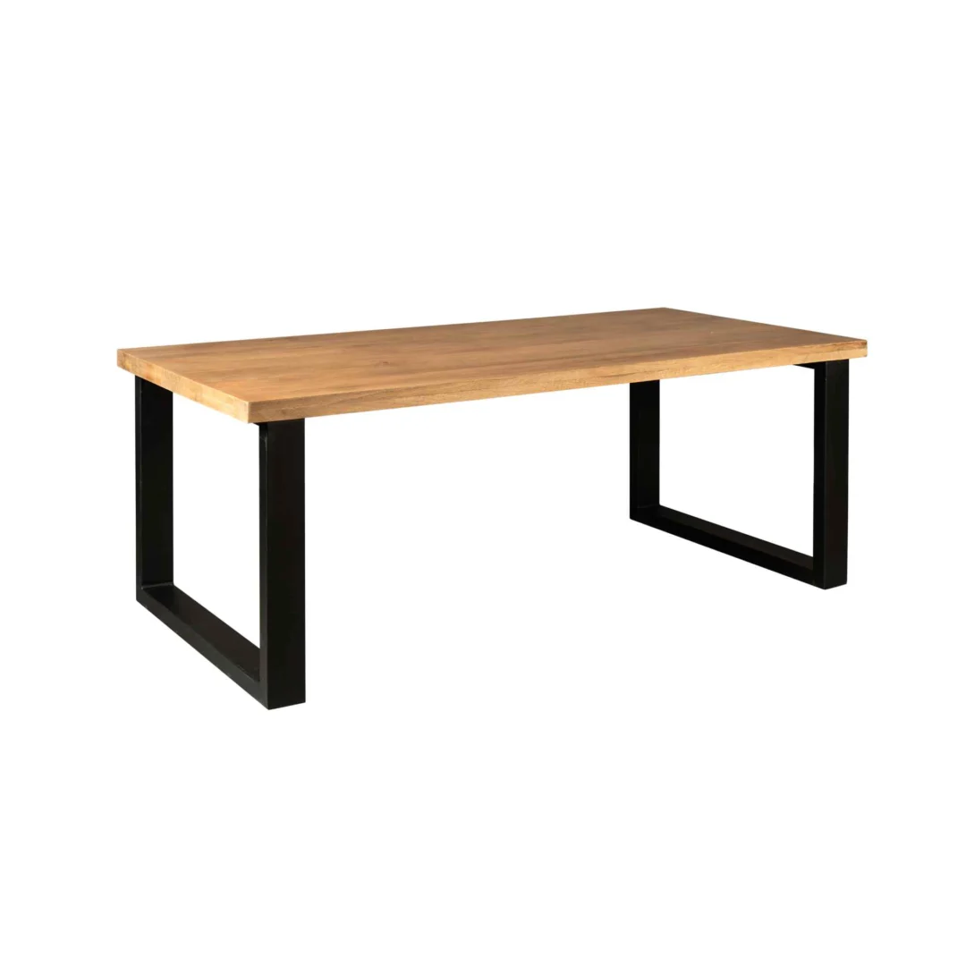 De Eettafel Denver is een rechthoekige tafel van 240 cm met een lichtbruin houten blad en zwarte metalen U-vormige poten, tegen een effen witte achtergrond.