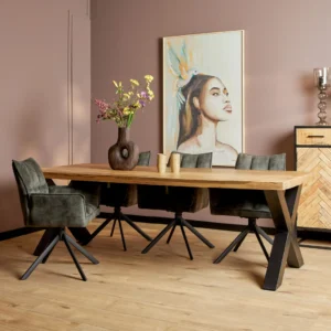 Een moderne eetkamer met de Eettafel Denver | Rechthoek X-poot | 240 cm, vier groene stoelen met kussens en zwarte poten, een vaas met bloemen, kopjes van keramiek, een stijlvolle kast en een groot schilderij van een vrouw met een gevederde hoofdtooi.