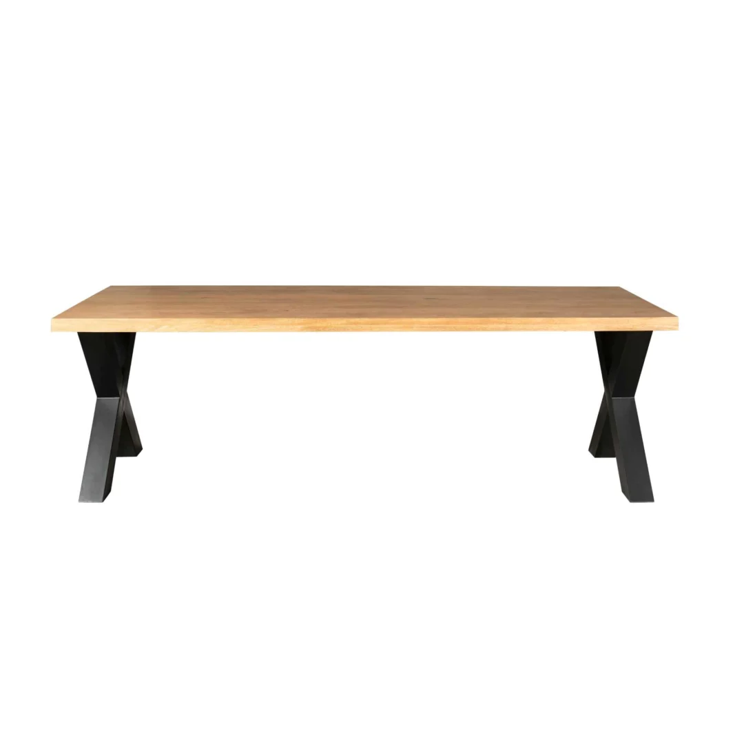 De Eettafel Denver is een rechthoekige houten tafel van 240 cm met een lichtbruin blad en zwarte X-vormige poten, afgebeeld tegen een effen witte achtergrond.