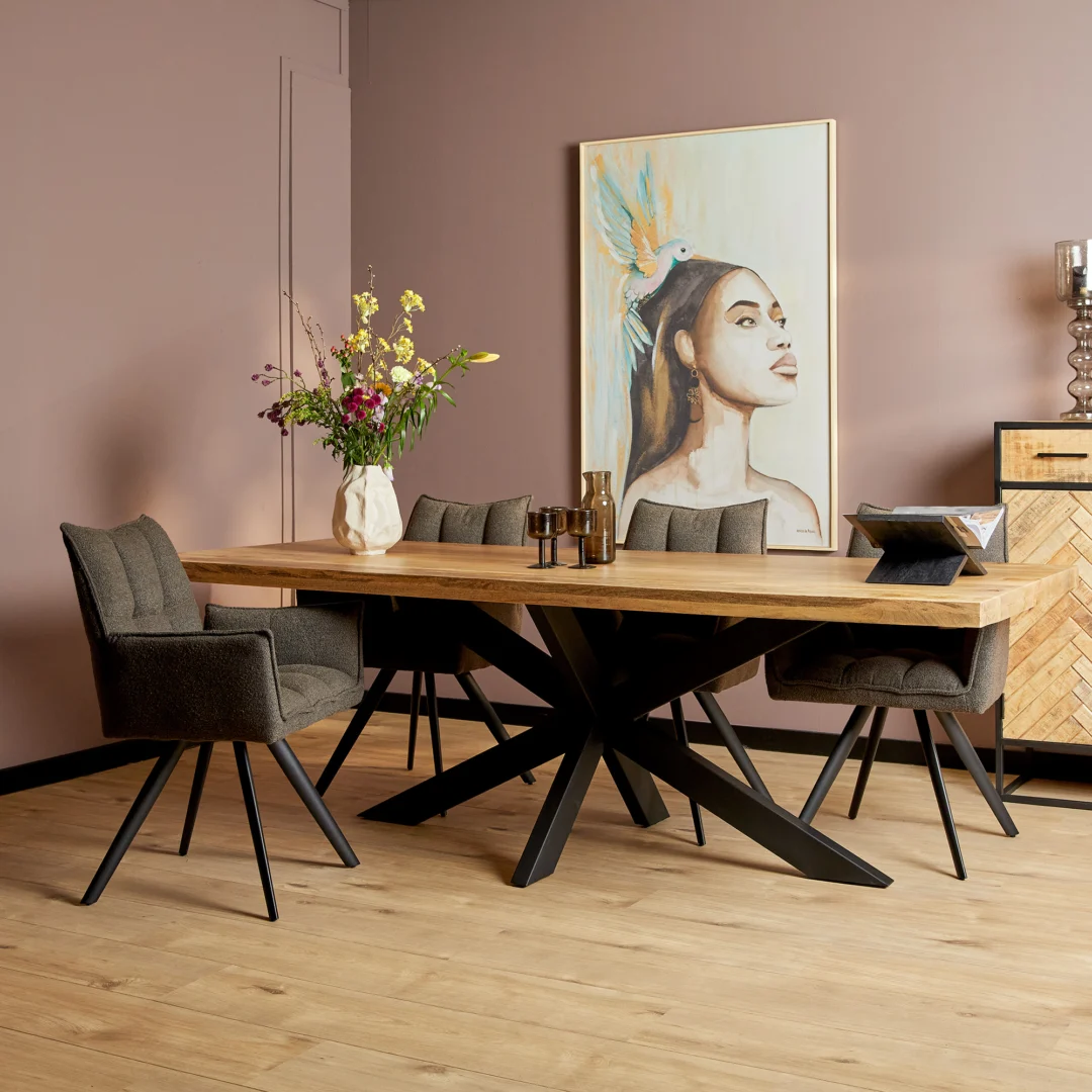 Een moderne eetkamer met de Eettafel Denver | Rechthoekige matrixpoot | 300 cm, vier stoelen met kussens, een bloemenvaas en een groot portret met verendetails aan de muur, tegen een lichte houten vloer en gedempte mauve muren.