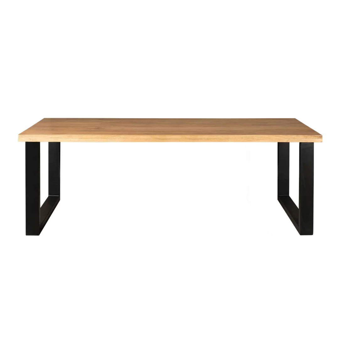 De Eettafel Denver is een rechthoekige tafel met een lichtgekleurd houten blad en zwarte metalen U-poten van 300 cm, tegen een witte achtergrond.