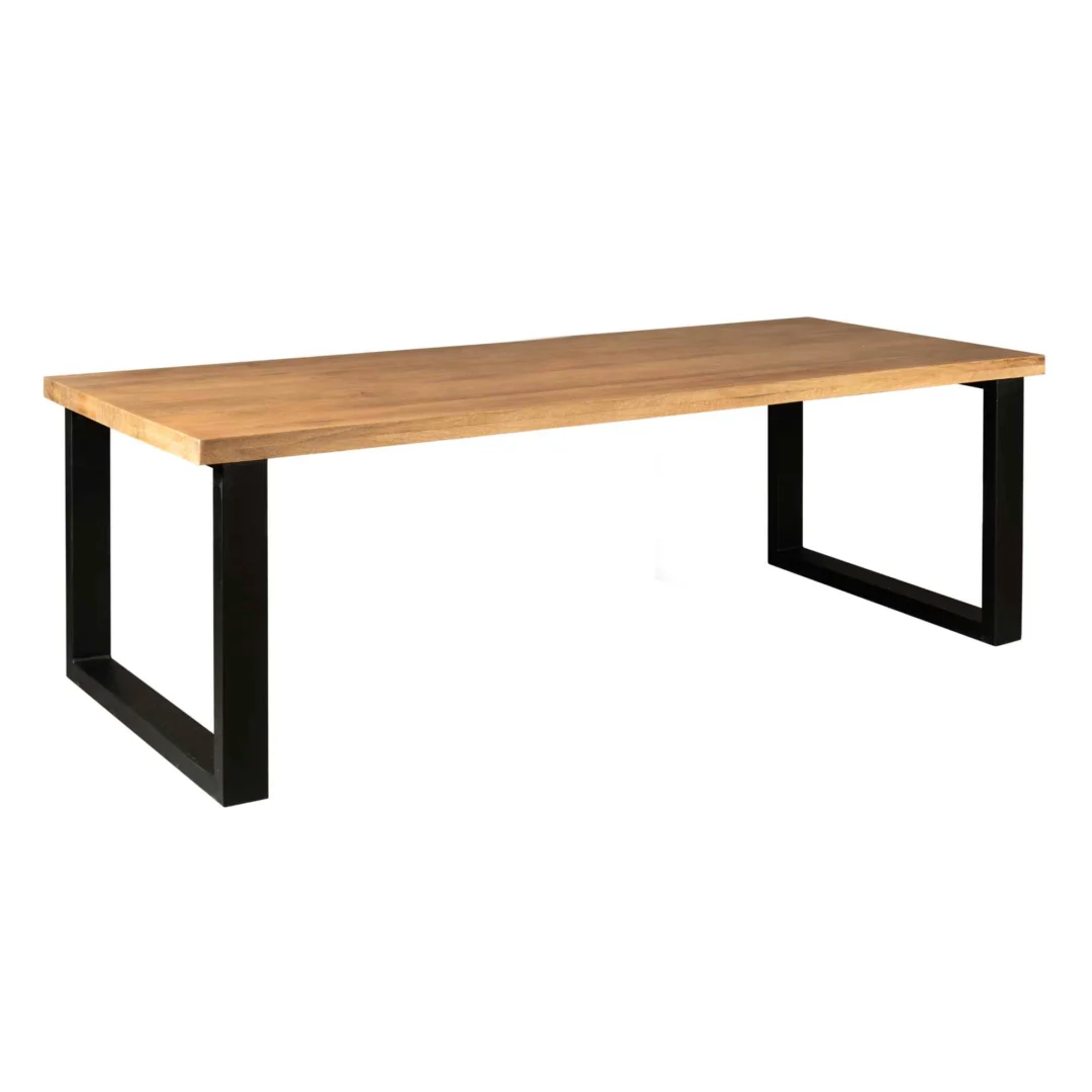 De Eettafel Denver is een rechthoekige tafel van 300 cm met een lichtbruin blad en zwarte metalen U-poten in een modern, minimalistisch ontwerp.