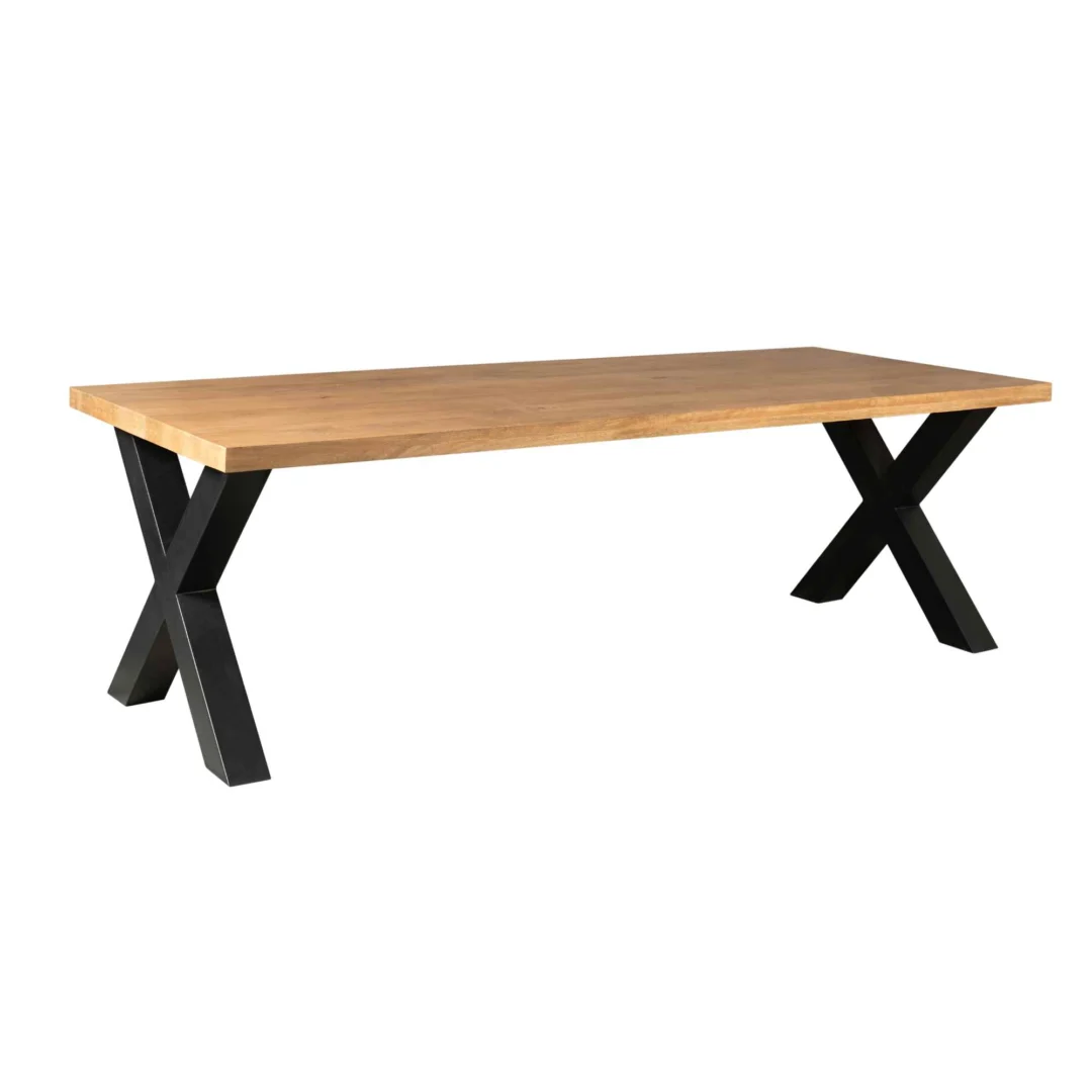 De Eettafel Denver | Rechthoek X-poot | 300 cm is een rechthoekig houten tafelblad met zwarte metalen X-vormige poten tegen een witte achtergrond.