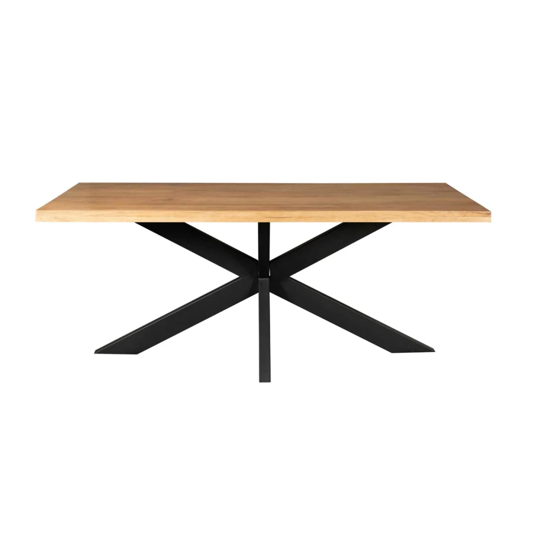 De Eettafel Denver is een rechthoekige tafel met een dik, lichtgekleurd houten blad en een modern zwart metalen matrix onderstel met vier elkaar kruisende schuine poten. Afmetingen: 180 cm.