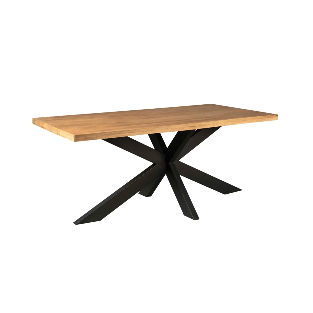 De Eettafel Denver is een rechthoekige houten tafel met een licht houten blad en een modern zwart stervormig metalen onderstel van 180 cm, geïsoleerd afgebeeld op een witte achtergrond.