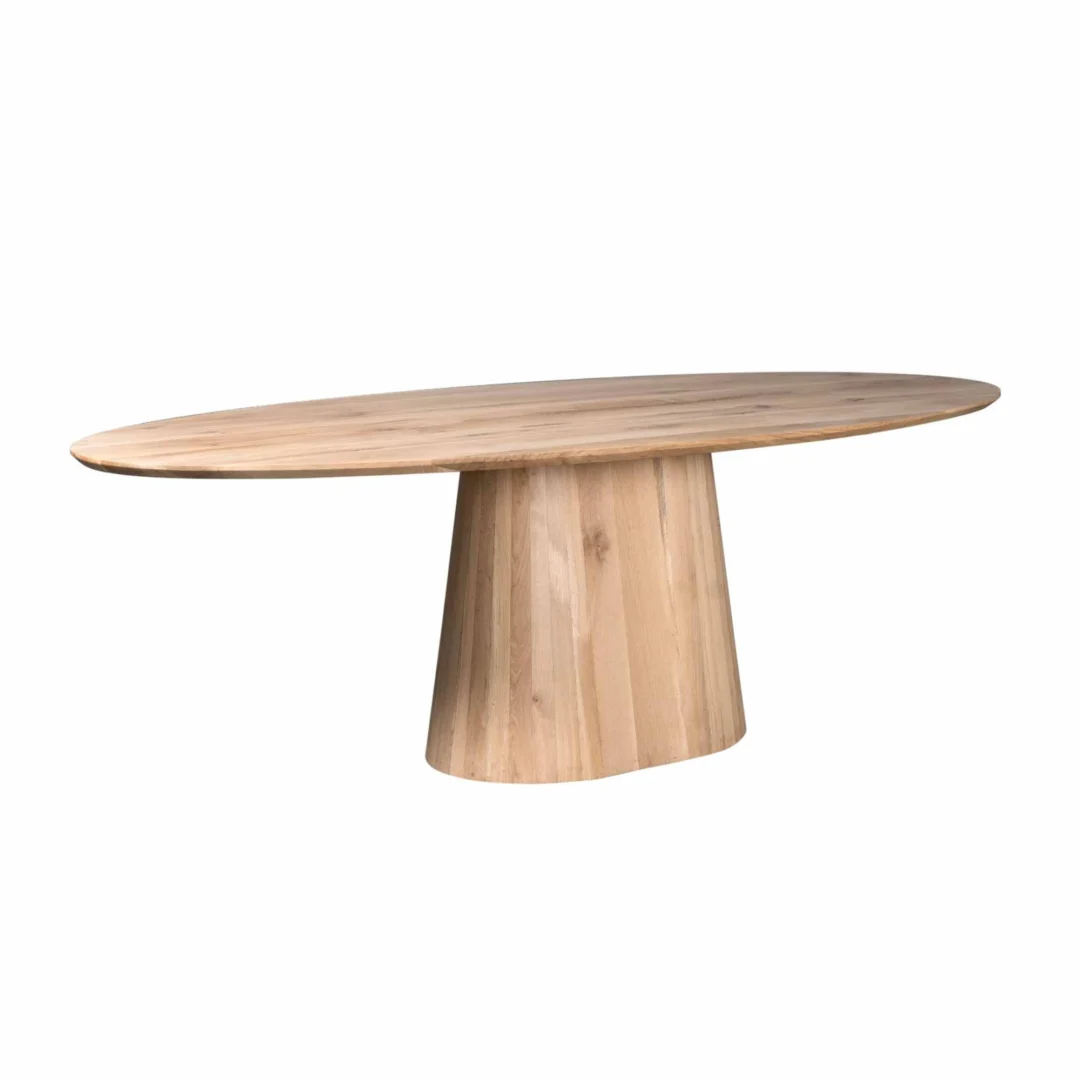 De Eettafel Riga (210 cm) heeft een minimalistisch, eigentijds ontwerp met een ovaal blad en een brede, schuine cilindrische voet, beide gemaakt van lichtgekleurde naturel eiken, tegen een witte achtergrond.