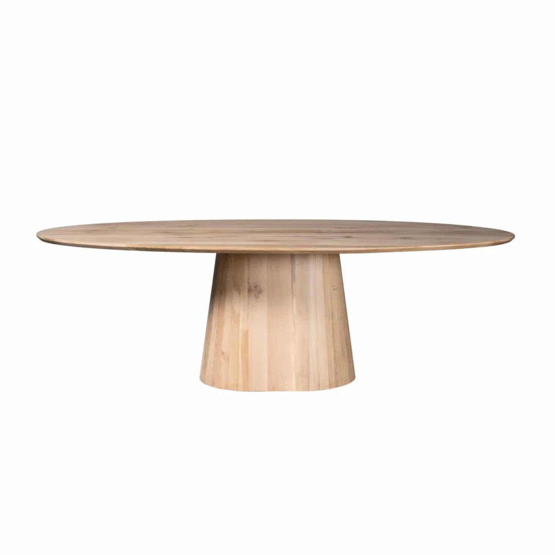 De Eettafel Riga (210 cm) heeft een ovaal, glad en plat blad met een brede cilindrische voet, gemaakt van natuurlijk licht eikenhout met een minimalistisch ontwerp.