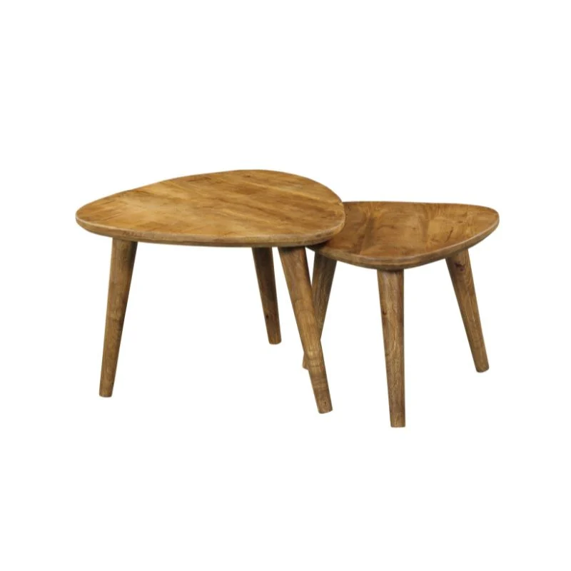 De Salontafel Design set bestaat uit twee houten nesttafels met driehoekige, afgeronde bladen en elk drie poten, met een natuurlijke houten afwerking en een moderne minimalistische stijl, samen weergegeven op een witte achtergrond.