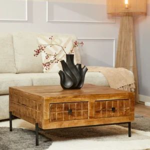 Een moderne woonkamer met een lichte bank, Salontafel 80 x 80 CM Vierkant, zwarte sculpturale vaas met rode bessen, beige deken, staande lamp en een grijs vloerkleed op een houten vloer.