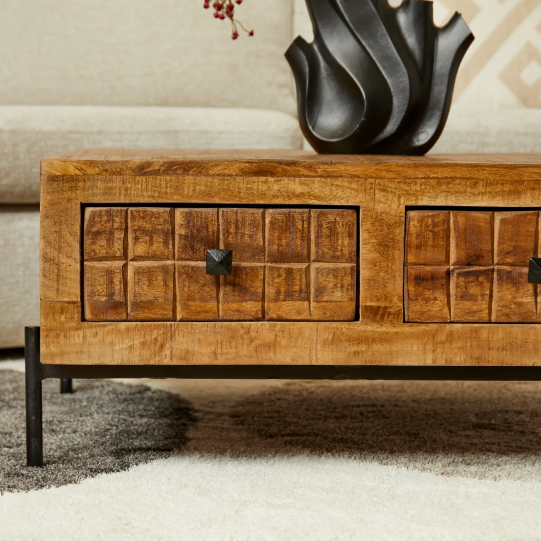 Een close-up van de Salontafel 80 x 80 CM Vierkant, met gestructureerde vierkante ladefronten, zwarte metalen poten en een zwarte vaas bovenop, op een grijs en wit vloerkleed in een woonkamer.