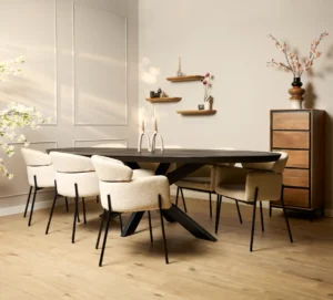 Een moderne eetkamer met de 240 cm Eettafel Brandy Zwart ovale tafel, acht crème gestoffeerde stoelen, licht houten vloeren, een hoge houten kast, wandplanken met decor en bloementakken in een vaas.