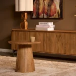 Houten salontafel design, laag standpunt. Een kopje staat op de tafel. Zachte belichting in een interieur met houten meubels en een beige vloerkleed.