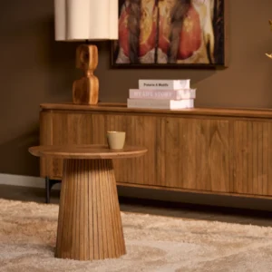 Houten salontafel design, laag standpunt. Een kopje staat op de tafel. Zachte belichting in een interieur met houten meubels en een beige vloerkleed.