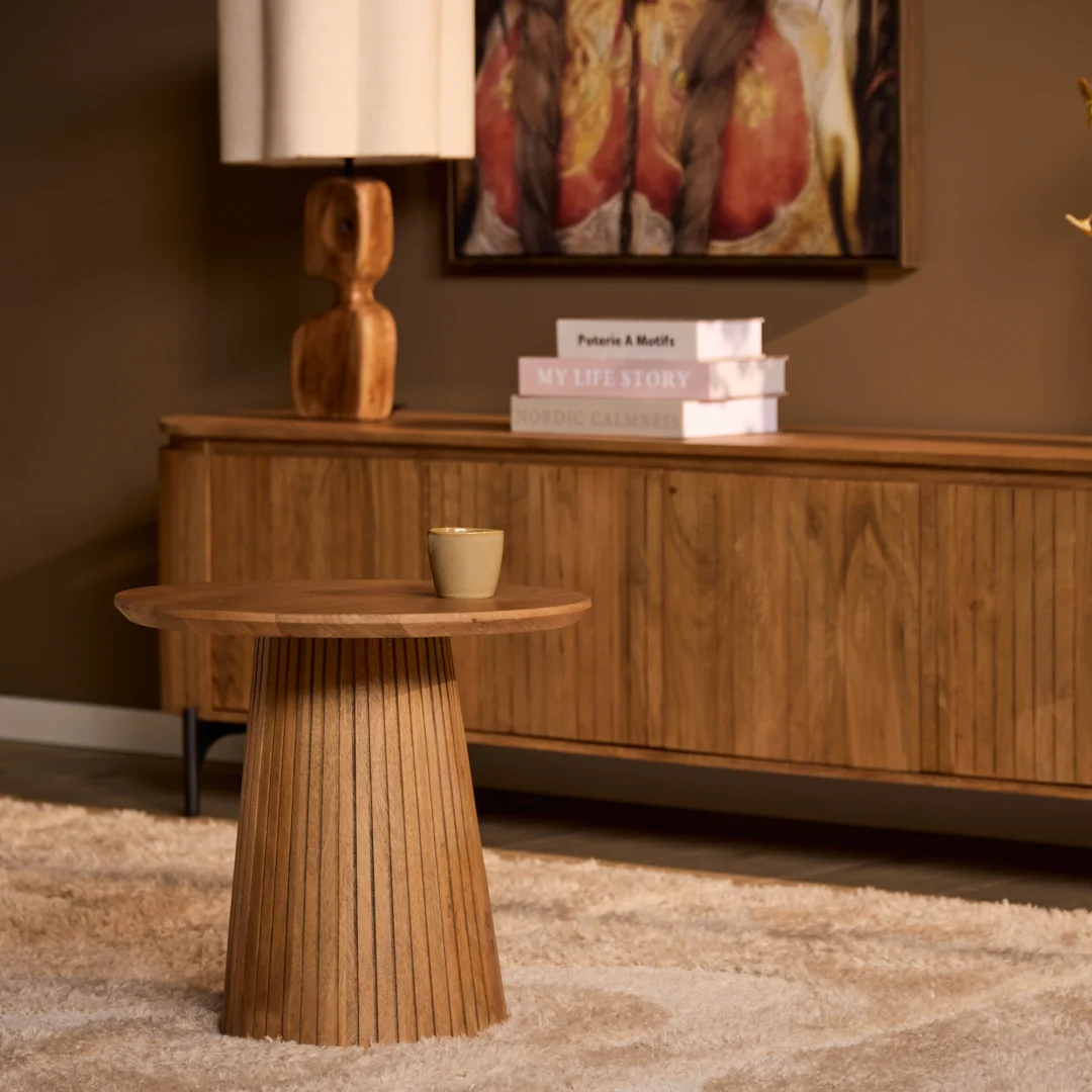 Houten salontafel design, laag standpunt. Een kopje staat op de tafel. Zachte belichting in een interieur met houten meubels en een beige vloerkleed.