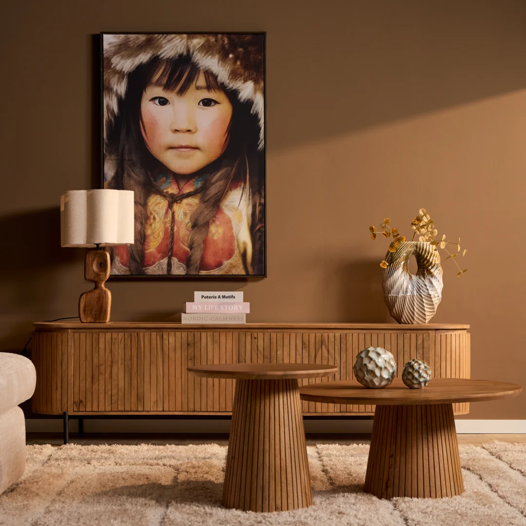 Bruin interieur met houten salontafel design, lamp, en kunst. Warme kleuren en zachte belichting creëren een gezellige sfeer.