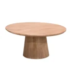 De Salontafel Roest 80 CM Rond Design heeft een glad rond houten blad en een brede gecanneleerde cilindrische voet. De afwerking in naturel hout zorgt voor een moderne, minimalistische look.