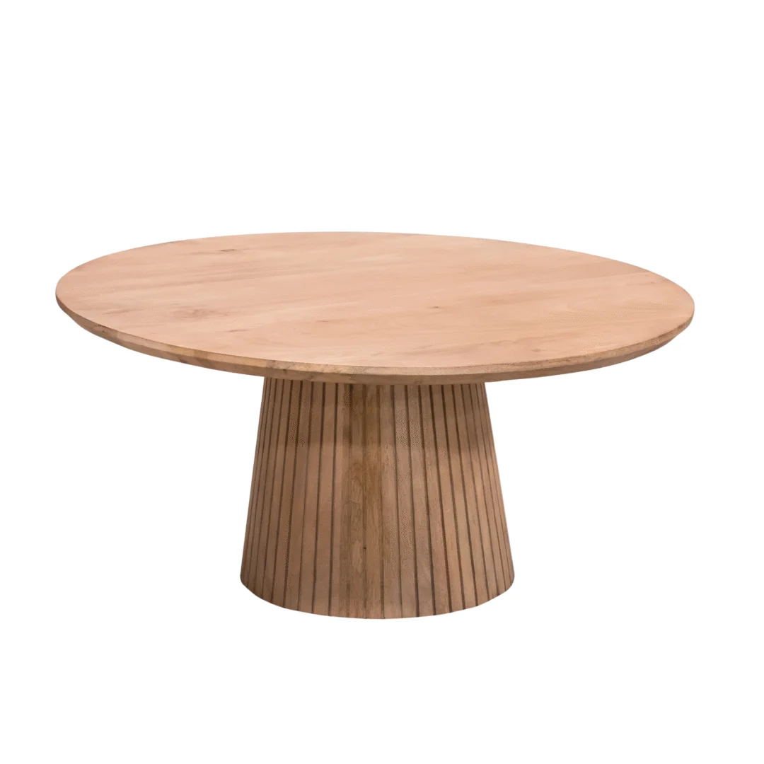 Zijaanzicht van een ronde salontafel van natuurlijk hout met een cilindervormige voet tegen een witte achtergrond. Rustiek design.