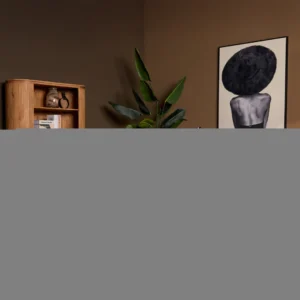 Eettafel boomstamtafel met een houten blad en een zwart metalen onderstel in een interieur met houten vloer en bruine muren.