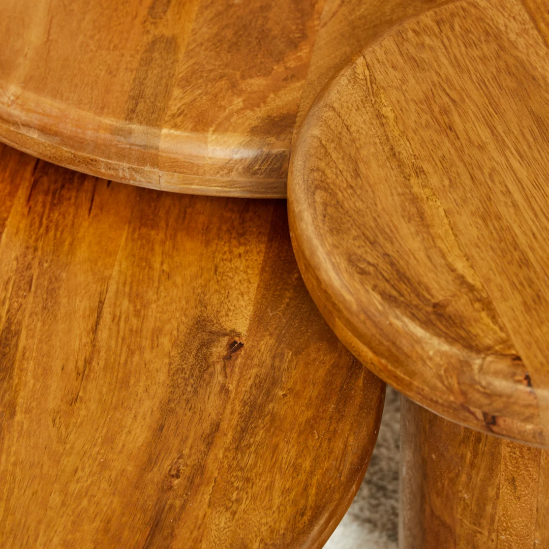Close-up van de Salontafel 40 CM met drie overlappende gepolijste houten oppervlakken met gladde, afgeronde randen en warmbruine houtnerfpatronen.