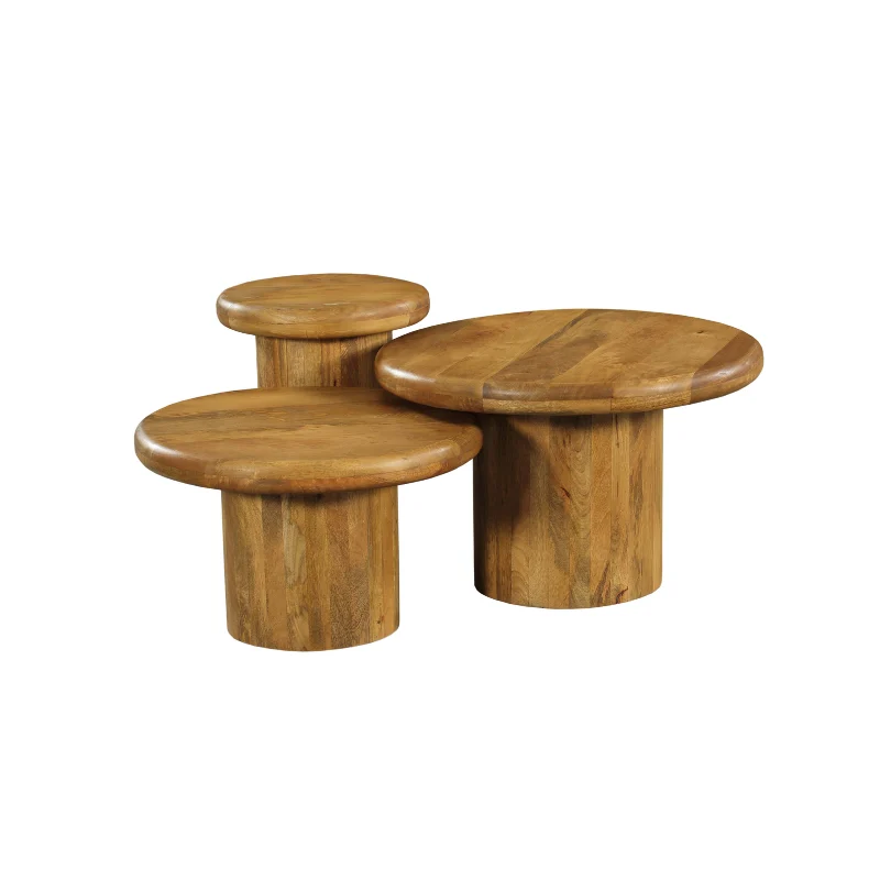 Drie Salontafel 40 CM ronde houten tafels in verschillende hoogtes en maten zijn gegroepeerd, elk met een dik cilindrisch onderstel, glad gepolijst oppervlak en een natuurlijke warme afwerking.