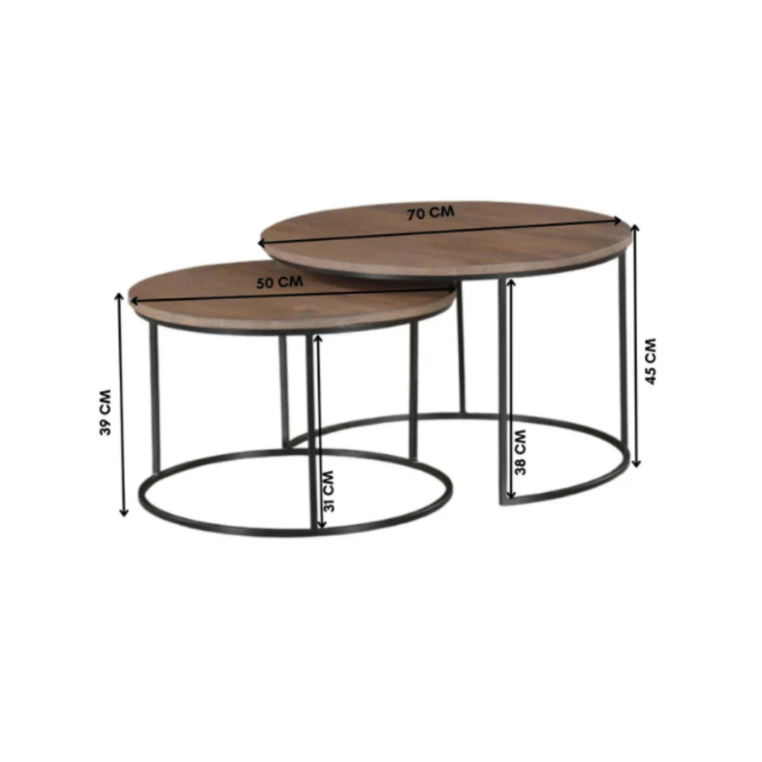 De Salontafel 40 CM set bestaat uit twee ronde nesttafels met slanke zwarte metalen frames en houten bladen - de ene meet 70x45 cm, de andere 50x39 cm. Beide tafels worden getoond met hun afmetingen.