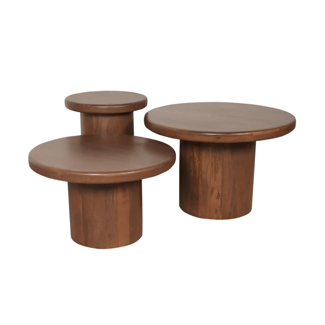 De Salontafel Walnoot 70 CM, een ronde houten tafel met een dikke cilindrische basis en een glad oppervlak, wordt weergegeven op een witte achtergrond.