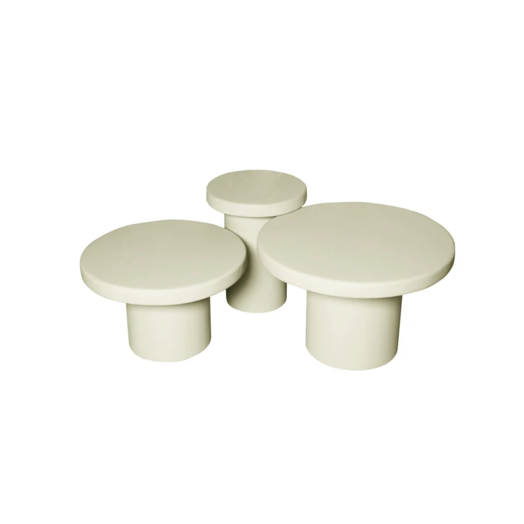 Drie ronde, zandkleurige salontafels van verschillende hoogtes op een witte achtergrond. Minimalistisch design met een matte afwerking en zachte belichting.