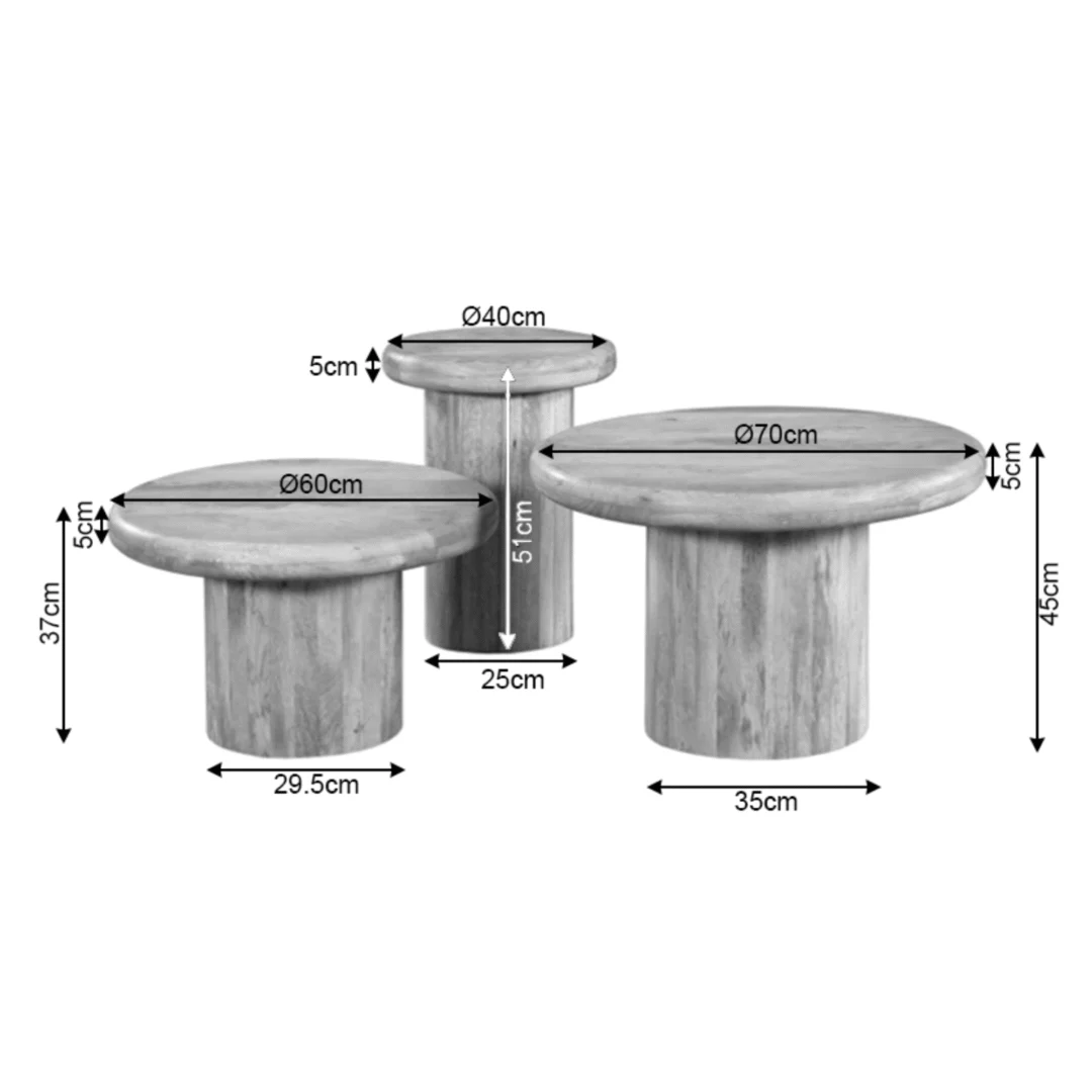 Drie zandkleurige salontafels van verschillende grootte, weergegeven met afmetingen. Ronde bladen en cilindervormige poten. Neutrale achtergrond.
