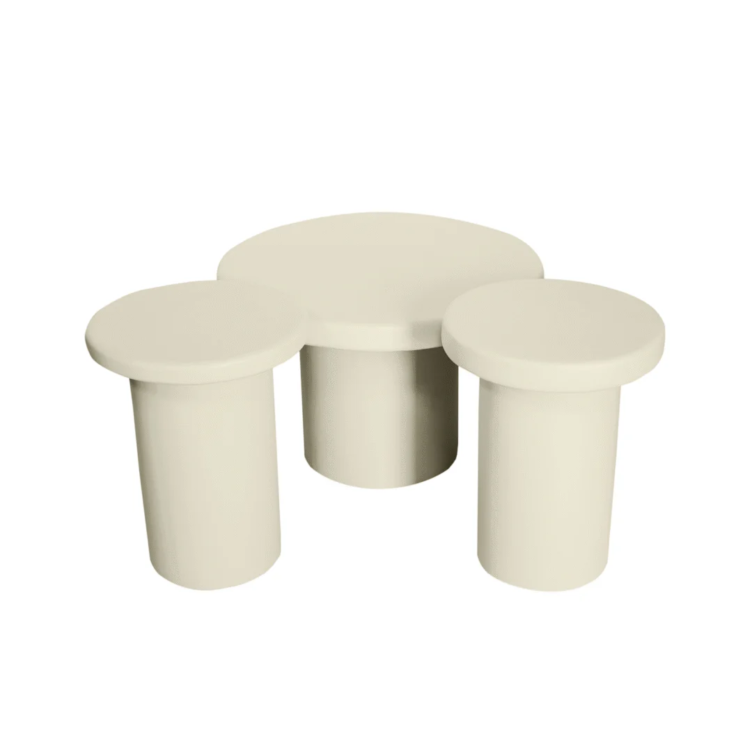 Zijaanzicht van een zandkleurige salontafel met drie ronde bladen van verschillende hoogtes op een witte achtergrond.