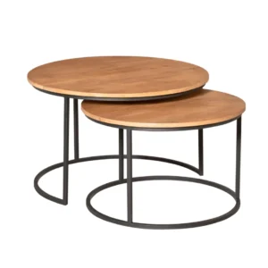 De Salontafel 70 CM Design bestaat uit twee ronde salontafels met een houten blad en een zwart metalen onderstel. De kleinere tafel past onder de grotere, beide in een minimalistische, moderne stijl.