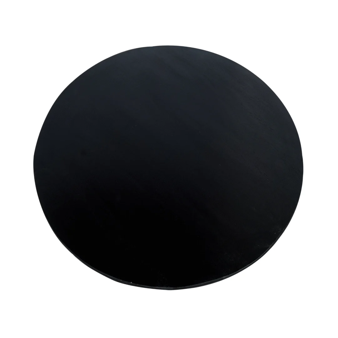 De Eiken eettafel Ferris, een perfect ronde zwarte eettafel van 110 cm, staat tegen een witte achtergrond. Het gladde oppervlak heeft geen zichtbare markeringen of textuur.