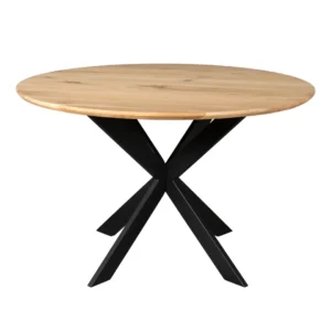 De Eiken eettafel Ferris | Rond 130 cm | Naturel is een ronde houten tafel met een licht houten blad en een modern zwart metalen onderstel met vier schuine poten die in het midden samenkomen.