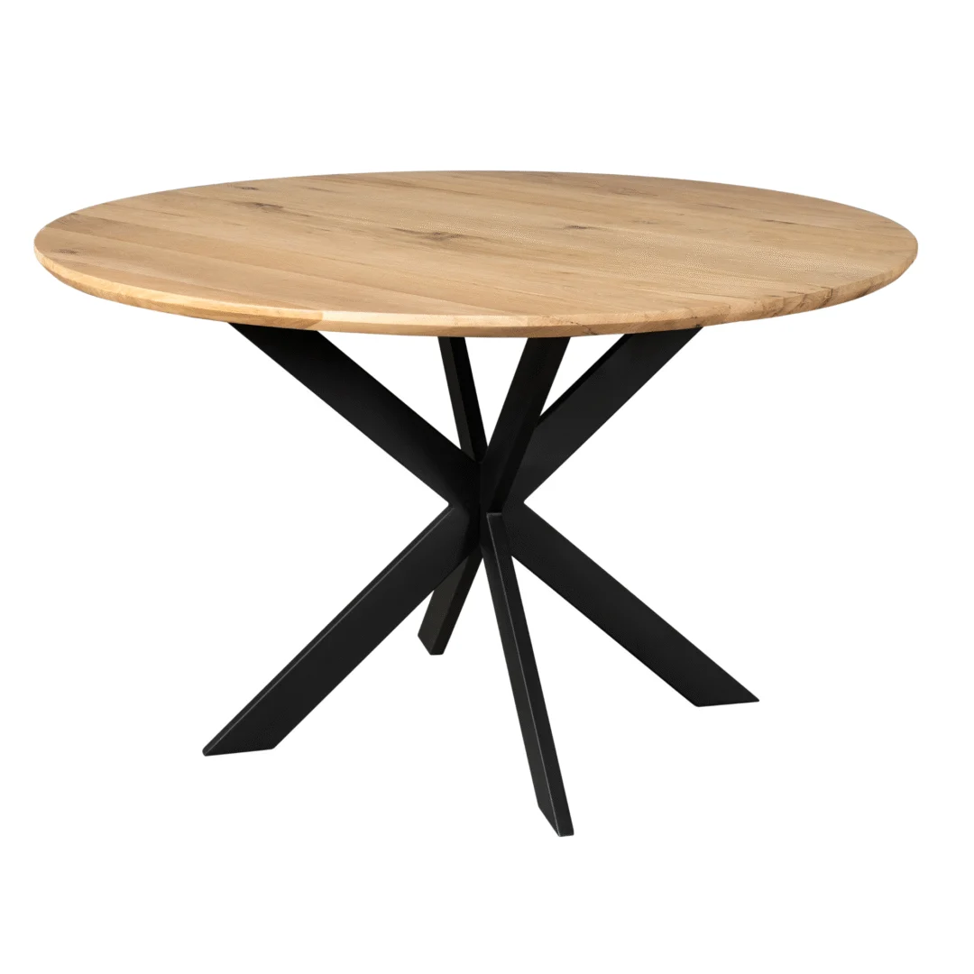 De Eiken eettafel Ferris is een 130 cm ronde tafel met een lichte naturel afwerking en een modern zwart metalen onderstel van vier schuin kruisende poten.