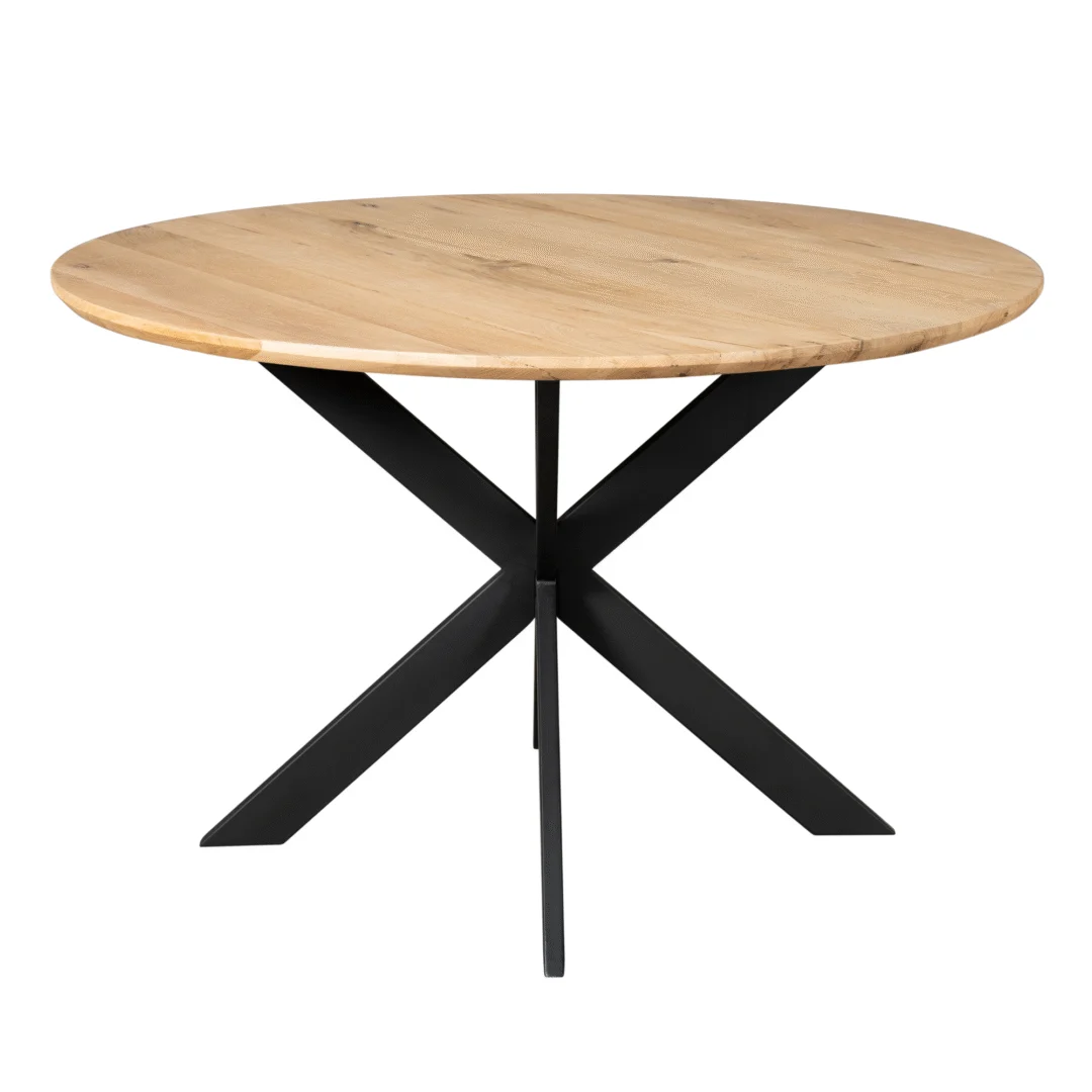 De Eiken eettafel Ferris is een ronde eettafel van 130 cm met een naturel licht houten blad en moderne zwart metalen poten die in een X-vorm kruisen bij de voet.