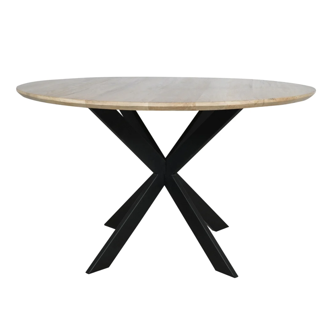 De Eiken eettafel Ferris is een ronde eettafel van 130 cm met een naturel houten blad en een modern zwart metalen onderstel met vier schuine poten die elkaar in het midden kruisen.