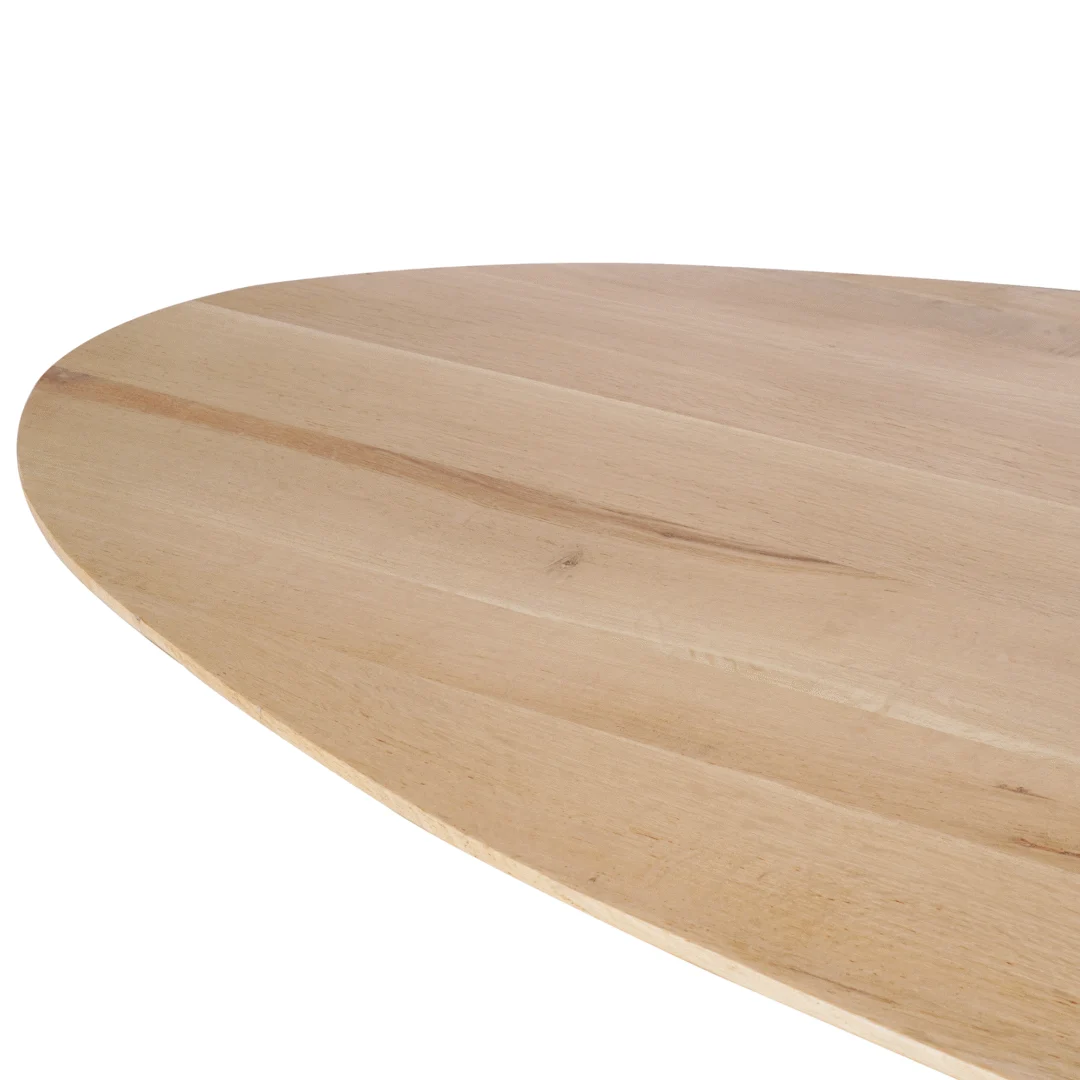 Een close-up van de rand van de Eiken eettafel Ferris | Ovaal 210 cm | Naturel, die de lichte houttint, natuurlijke nerf en subtiele imperfecties laat zien.