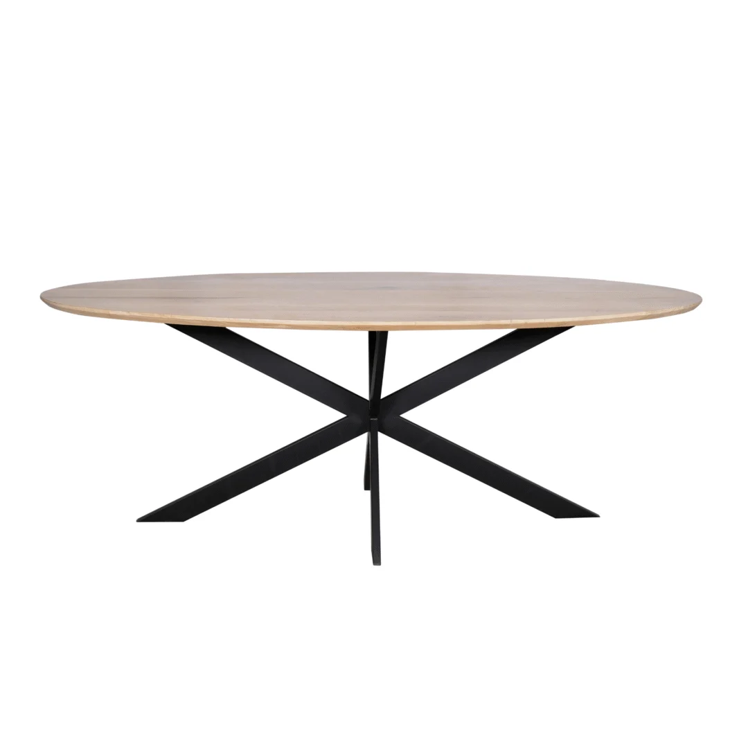 De Eiken eettafel Ferris | Ovaal 240 cm | Naturel is een moderne ovale houten tafel met een naturel licht houten blad en een zwart metalen onderstel met vier schuine poten die elkaar in het midden kruisen.