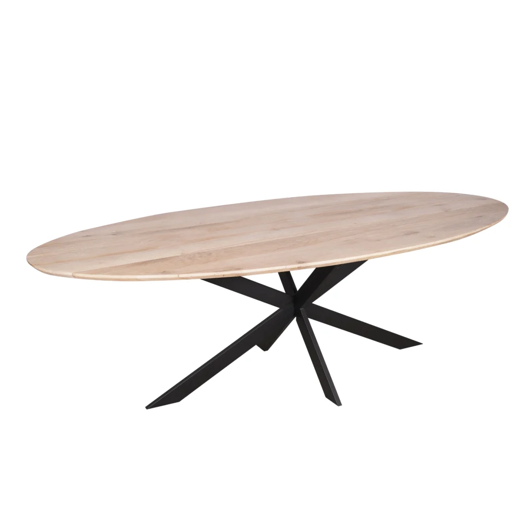 De Eiken eettafel Ferris is een moderne ovale eettafel van 240 cm met een naturel lichthouten afwerking en een zwart metalen onderstel met vier schuine poten.