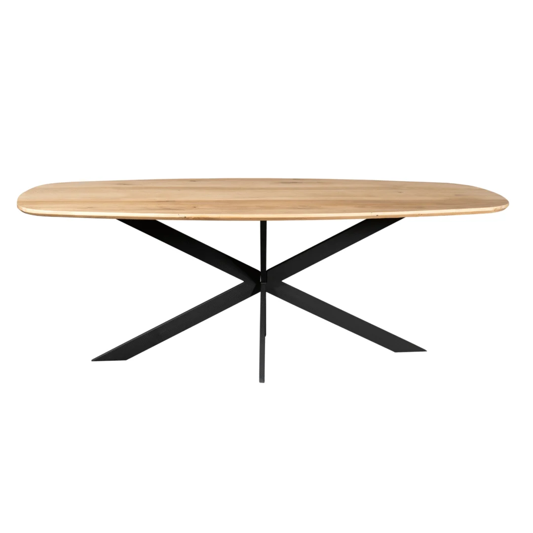 De Eiken eettafel Ferris | Deens Ovaal 240 cm | Naturel is een moderne ovalen houten tafel met een lichtgekleurd blad en zwart metalen gekruiste poten, tegen een witte achtergrond.