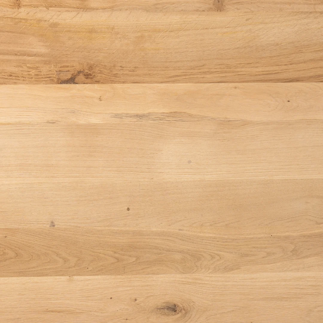 De Eiken eettafel Ferris | Deens Ovaal 240 cm | Naturel heeft een licht houten oppervlak met zichtbare nerfpatronen en knoesten, waardoor het een gladde, natuurlijke uitstraling heeft. De horizontale planken versterken de elegante uitstraling.