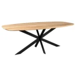 Eiken eettafel met ovaal blad en zwart metalen onderstel, gezien in een lichte studio. Het tafelblad heeft een naturel houten afwerking.