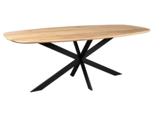 Eiken eettafel met ovaal blad en zwart metalen onderstel, gezien in een lichte studio. Het tafelblad heeft een naturel houten afwerking.