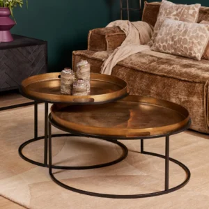 Een Vierkant Salontafel 78 x 37 CM met een metalen frame staat op een beige vloerkleed in de woonkamer. Bovenop staan twee decoratieve potten. Achter de tafel staat een bank met bruine structuur, kussens en een kleed.